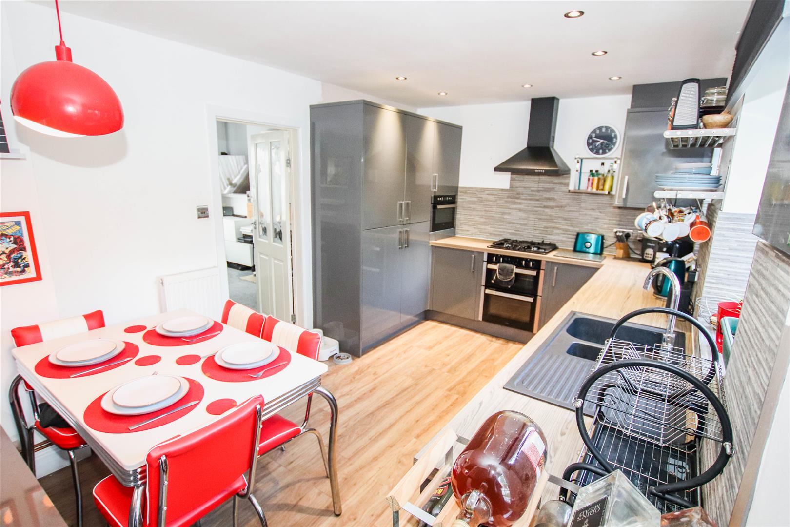 MODERN FITTED KITCHEN / DINER